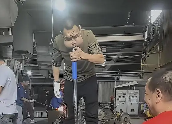 男子长期从事吹玻璃工作致面部肌肉拉伤 腮帮肿胀就医引关注-图1 男子长期从事吹玻璃工作致面部肌肉拉伤 腮帮肿胀就医引关注-图1