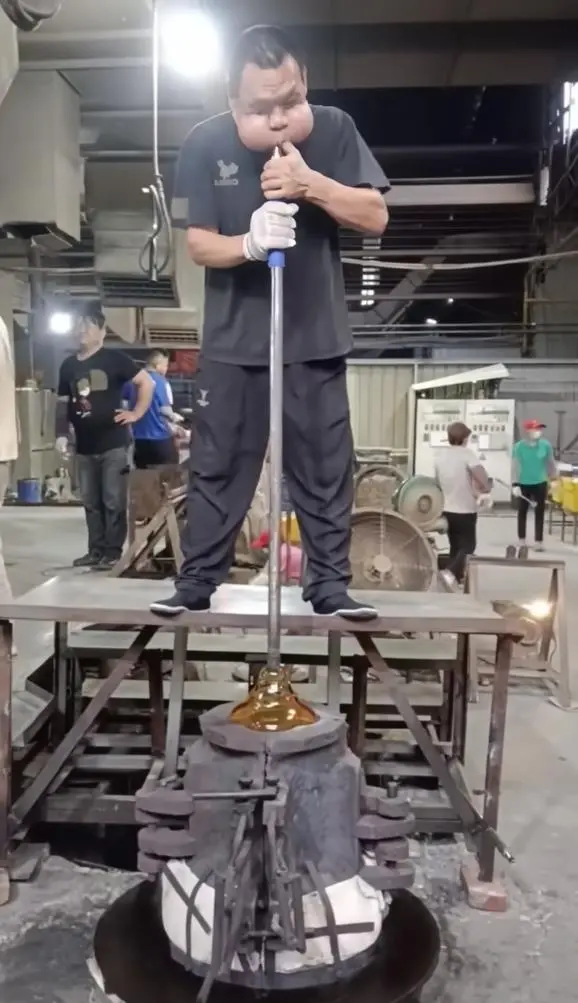 男子长期从事吹玻璃工作致面部肌肉拉伤 腮帮肿胀就医引关注-图2 男子长期从事吹玻璃工作致面部肌肉拉伤 腮帮肿胀就医引关注-图2